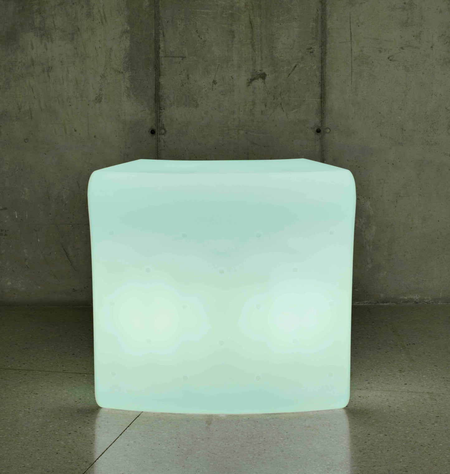 Wymiary: wysokość 110 cm, szerokość 119 cm, głębokość 59 cm.