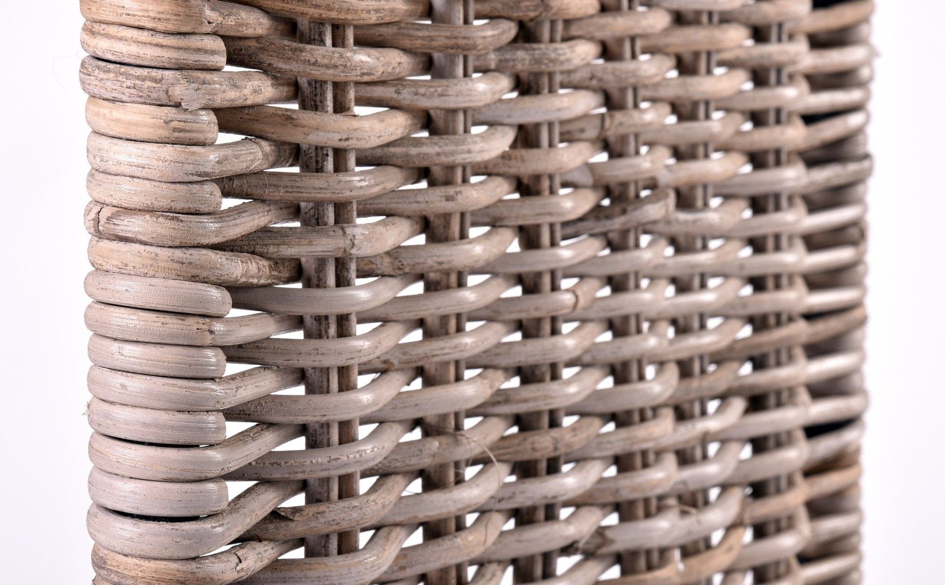 Kosz wiklinowy z wykończeniem w kolorze brązowo-drewnianym, który zaspokoi wszystkie Twoje potrzeby związane z napełnianiem