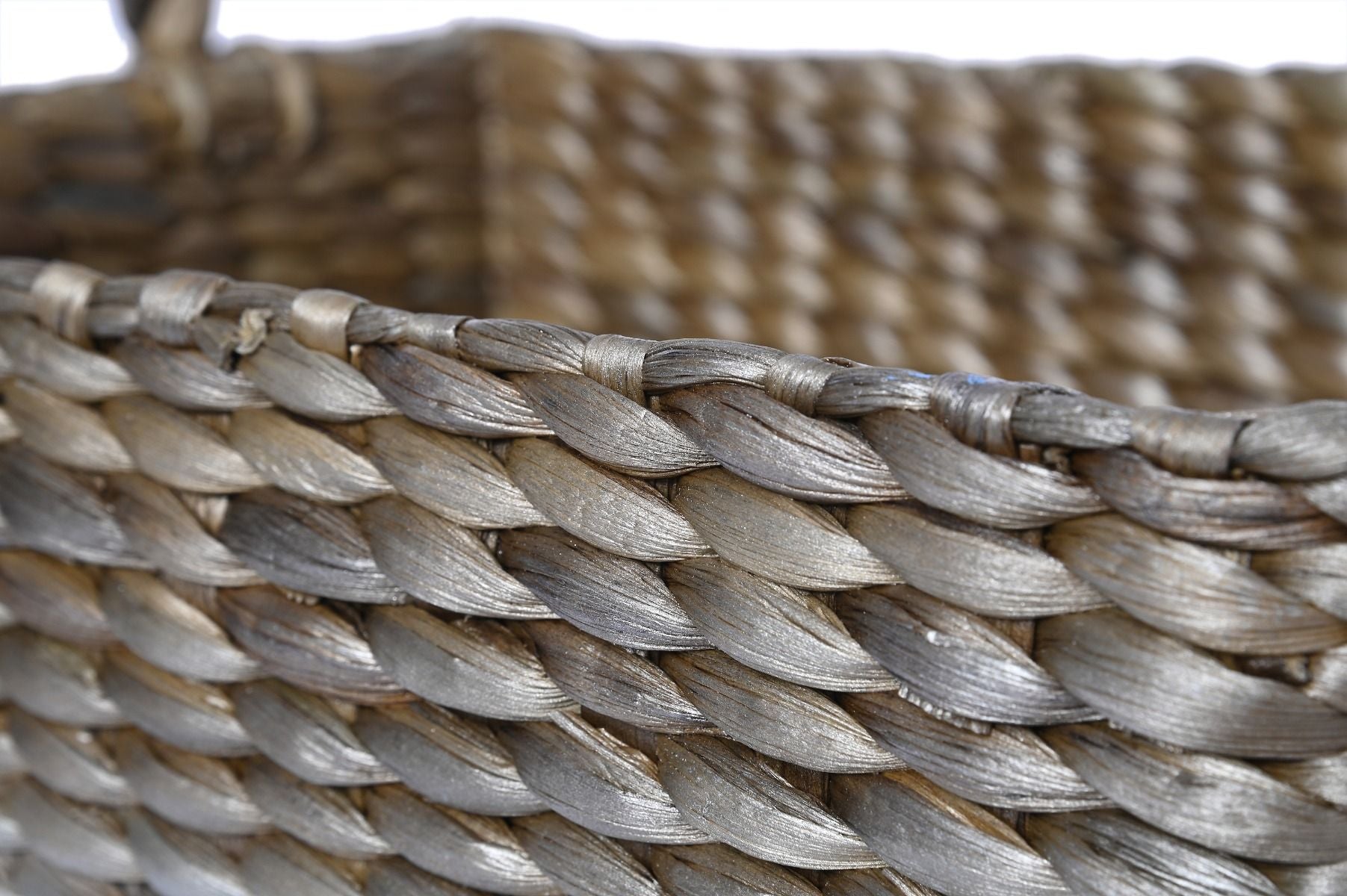 Kosz wiklinowy Keegan zaprojektowany, aby robić wrażenie