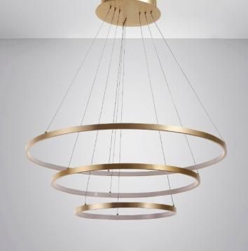 Minimalistyczna lampa wisząca z czarnym pierścieniem tworząca elegancką atmosferę.