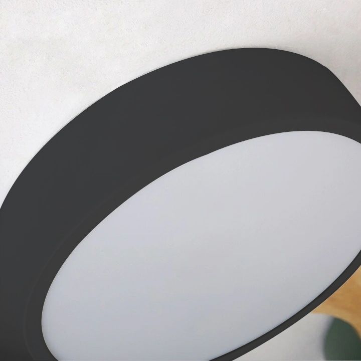 Lampa sufitowa Counterpoint o eleganckim wykończeniu.