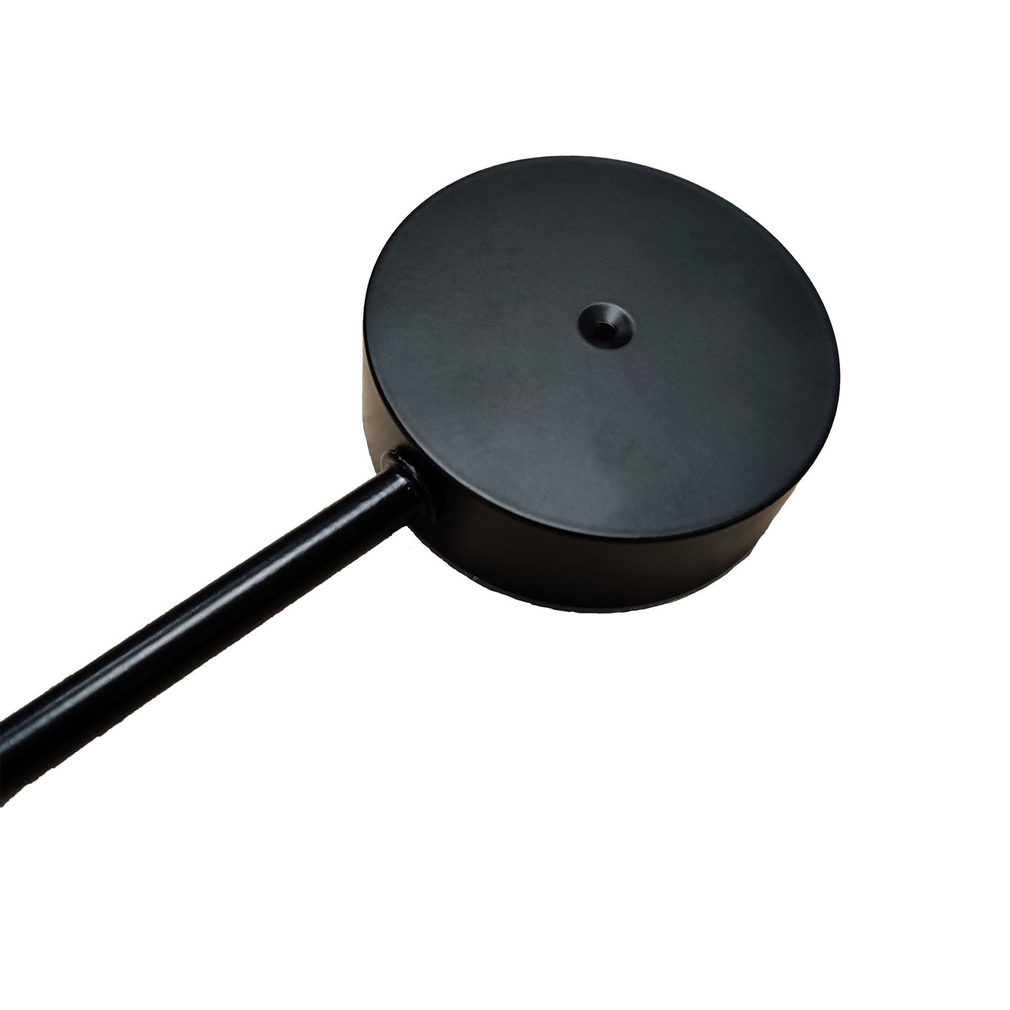 Lampa sufitowa Counterpoint o współczesnym charakterze.