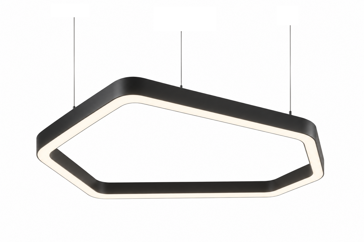 VELORA 150 cm – czarna geometryczna lampa wisząca LED na białym tle, widok perspektywiczny