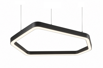 VELORA 150 cm – czarna geometryczna lampa wisząca LED na białym tle, widok perspektywiczny
