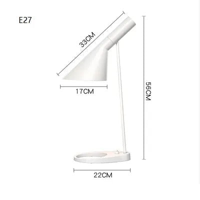 Elegancka i elegancka lampa stołowa AJ z żelaznym wykończeniem, oświetleniem LED o mocy 21-30 W, idealna do przestrzeni o powierzchni 5-10 m2.