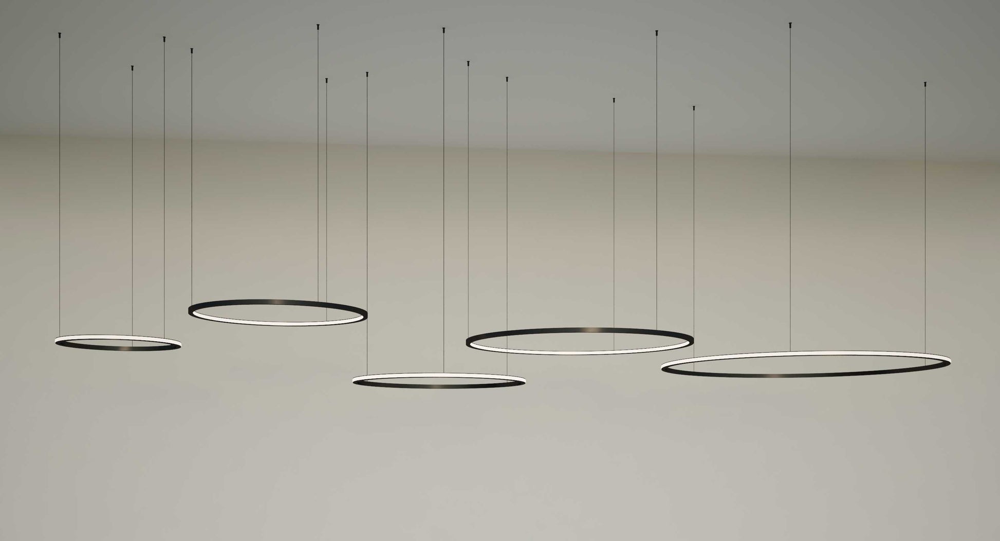 Zestaw lamp wiszących Desiree Ring Disk wykonany z aluminium, zapewniający elegancki i nowoczesny wygląd.