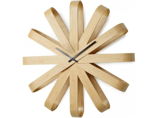 Elegancki zegar Ribbonwood z czarnymi wskazówkami, idealny do domu i biura. Dostępna personalizacja.