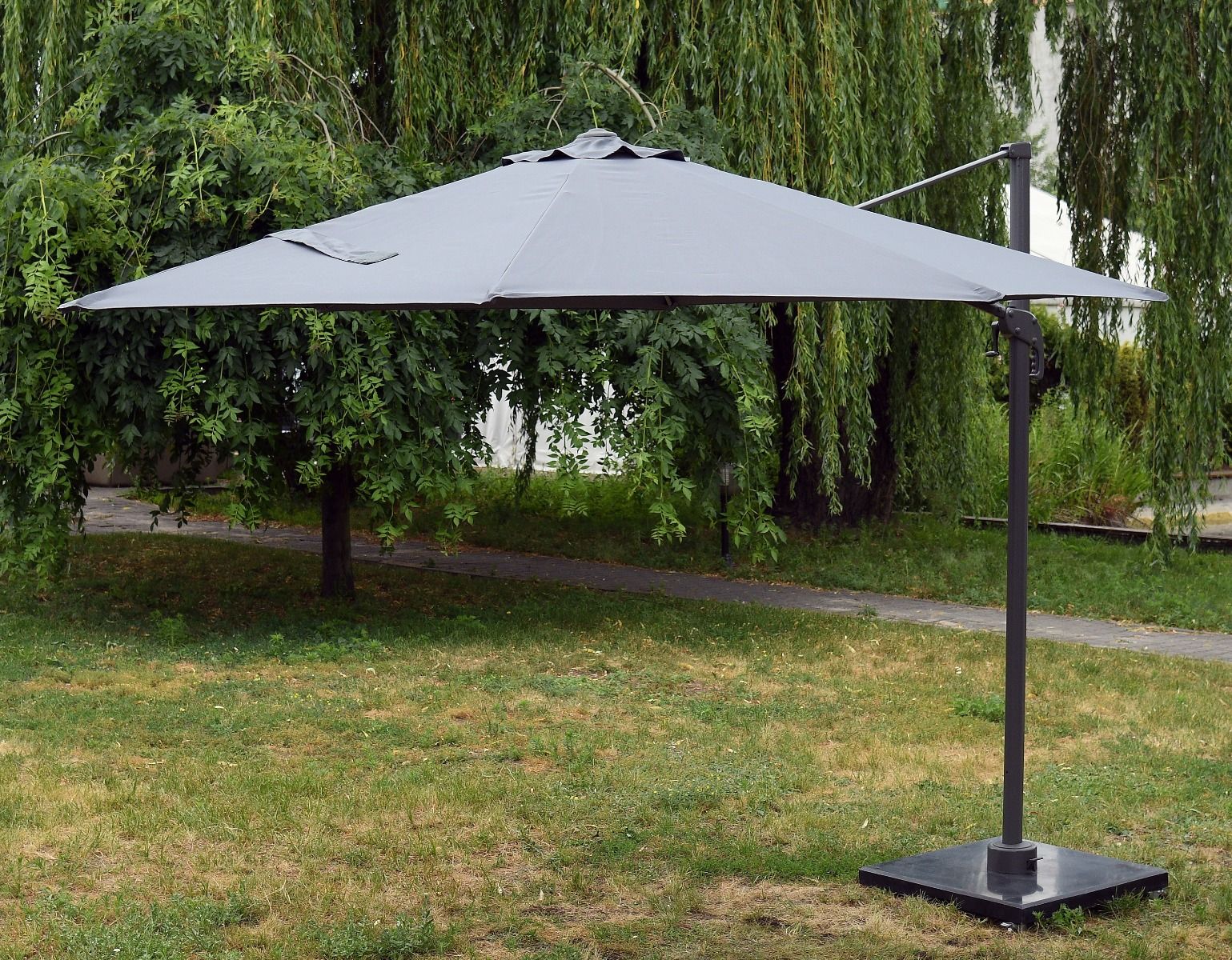 Parasol ogrodowy Burgess 350 cm - konfigurowalny i odporny na warunki atmosferyczne