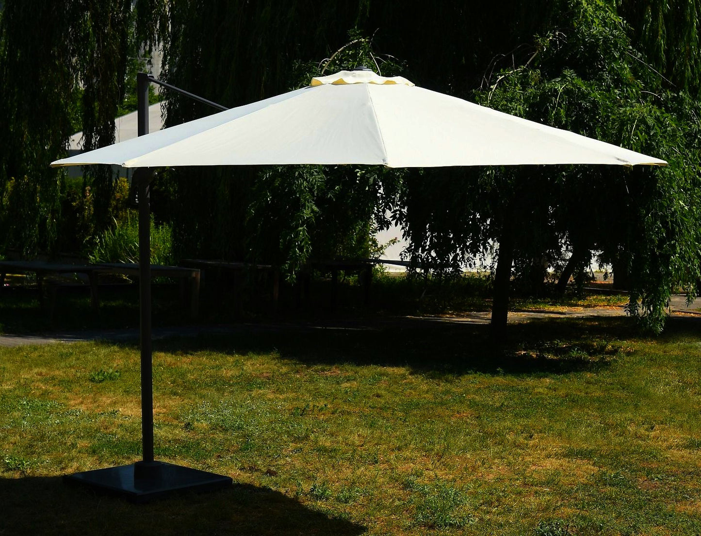 Parasol ogrodowy Burgess 350 cm - stylowy wygląd