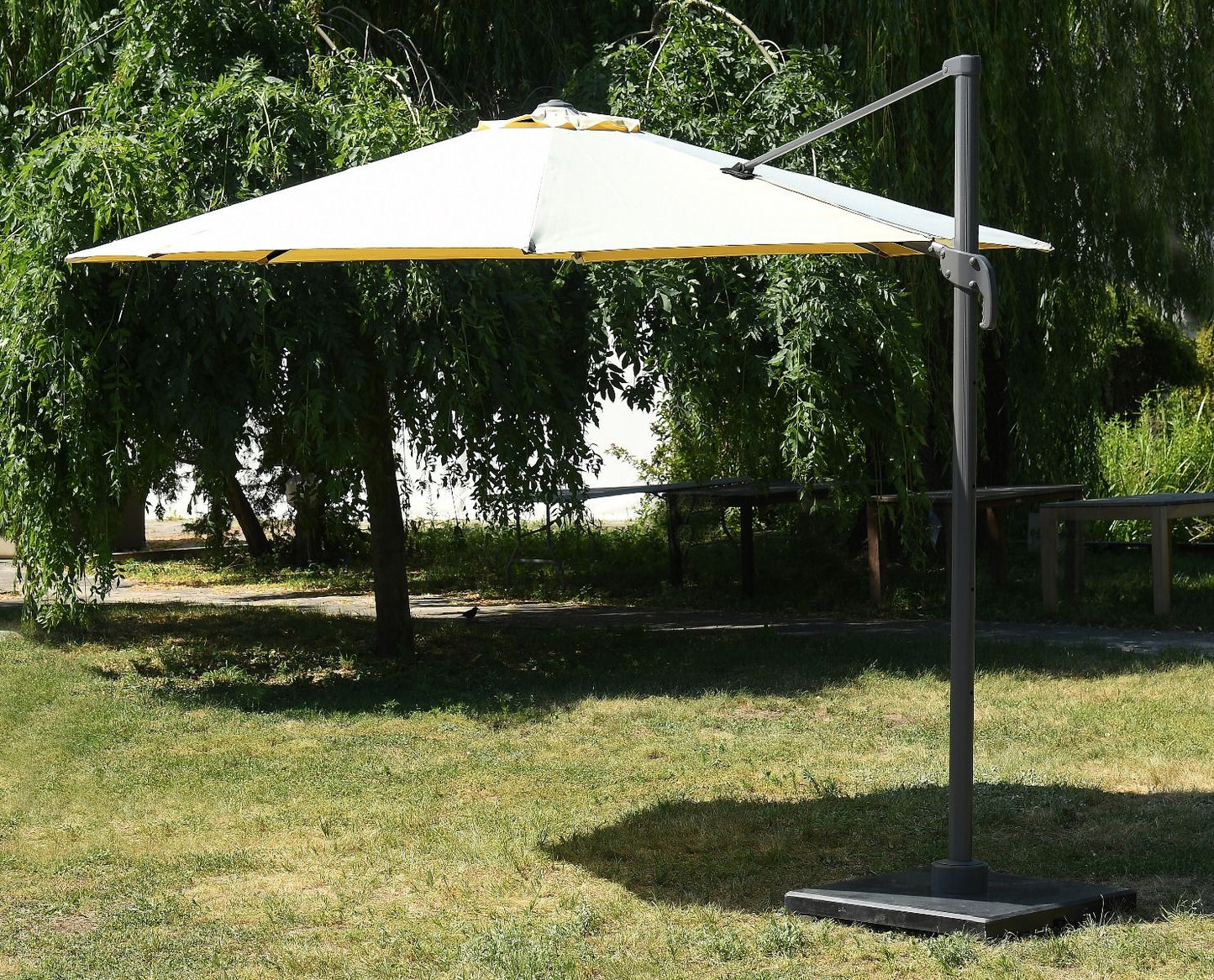 Parasol ogrodowy Burgess 350 cm - konfigurowalny i odporny na warunki atmosferyczne