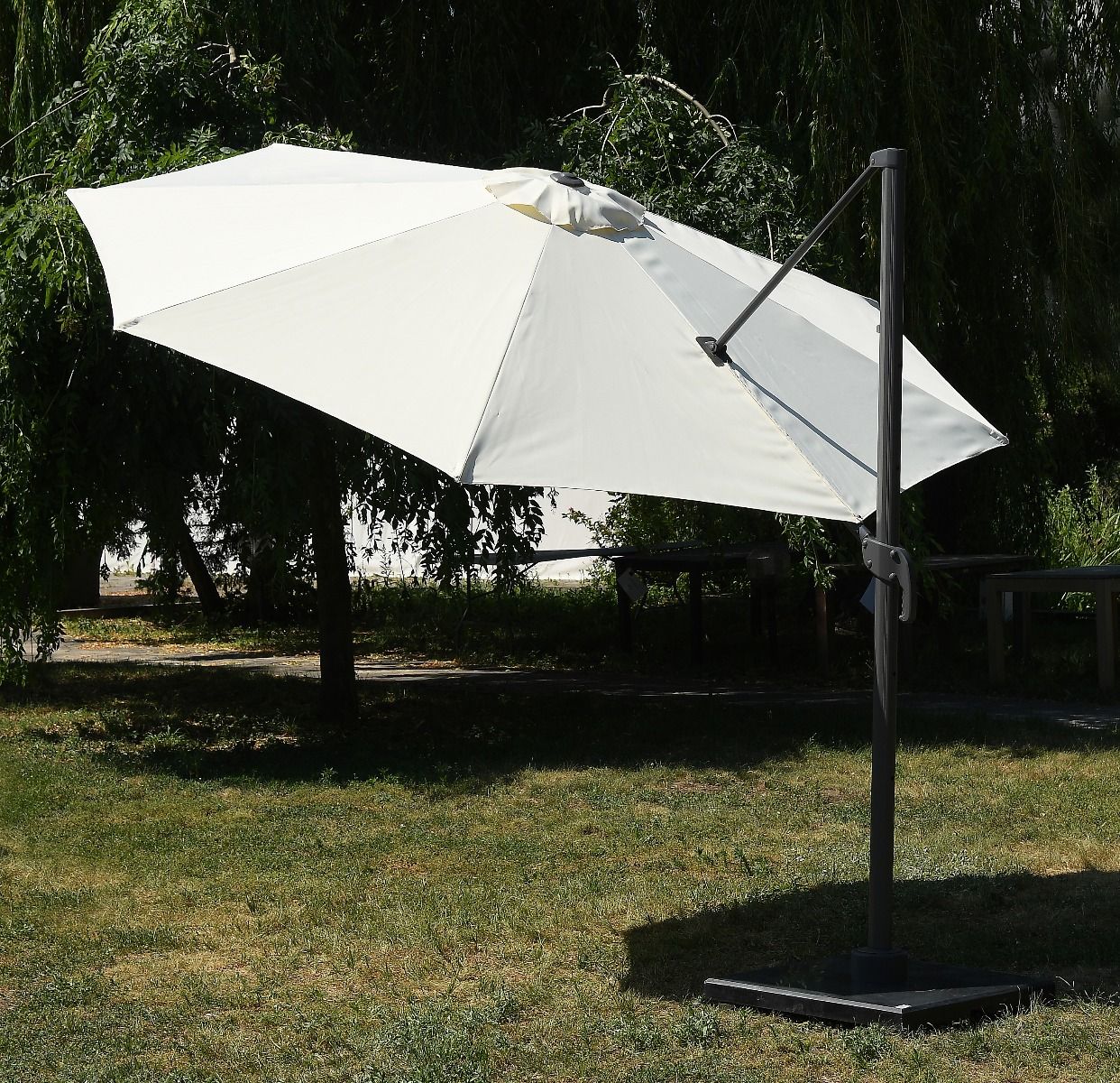 Parasol ogrodowy Burgess 350 cm - modny i niezawodny