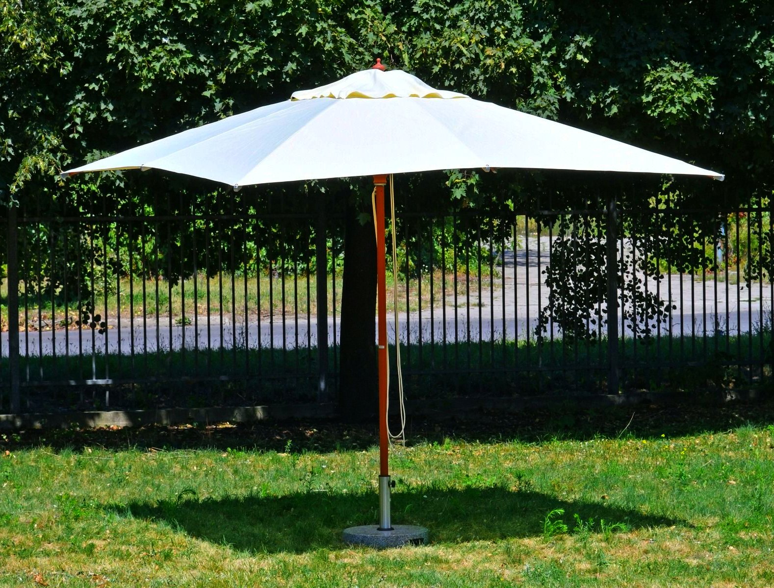 Elegancki biały parasol ogrodowy Tokyo De Lux o unikalnym designie i możliwościach personalizacji.