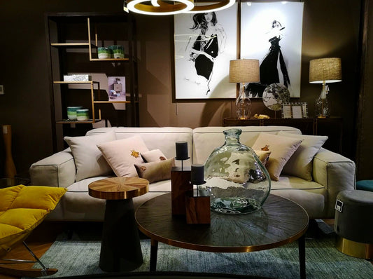 Personalizowany świecznik Maxey w kolorze brązowym z czarnym abażurem