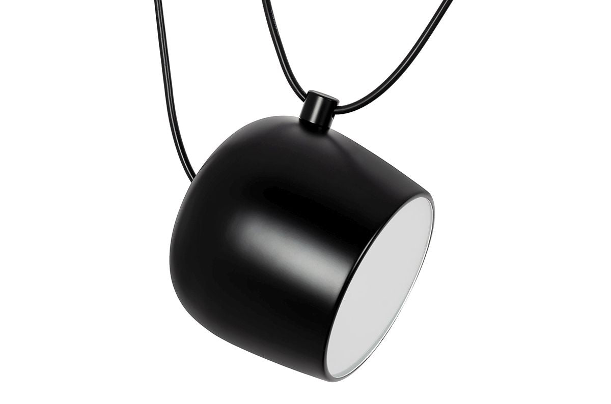 Lampa Aim oferuje ponadczasową i wszechstronną opcję oświetlenia