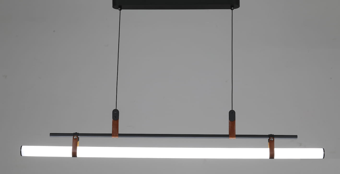 Stylowa lampa wisząca Alvin w kolorze czarnym, rozmiar 85 cm, barwa światła 3000K, moc 46W, stopień ochrony IP20.